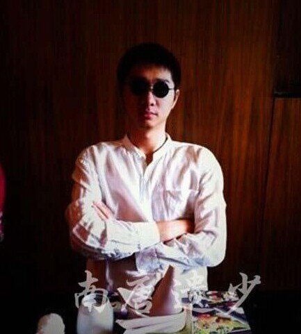 陳佩斯兒子陳大愚自曝喜歡郭德綱買不起票 陳大愚微博圖片及女友照片 陳大愚個人資料