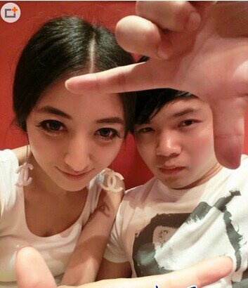 李維真女友安琪Angie照片資料及背景 安琪家庭背景及微博圖片 李維真車震圖片全圖