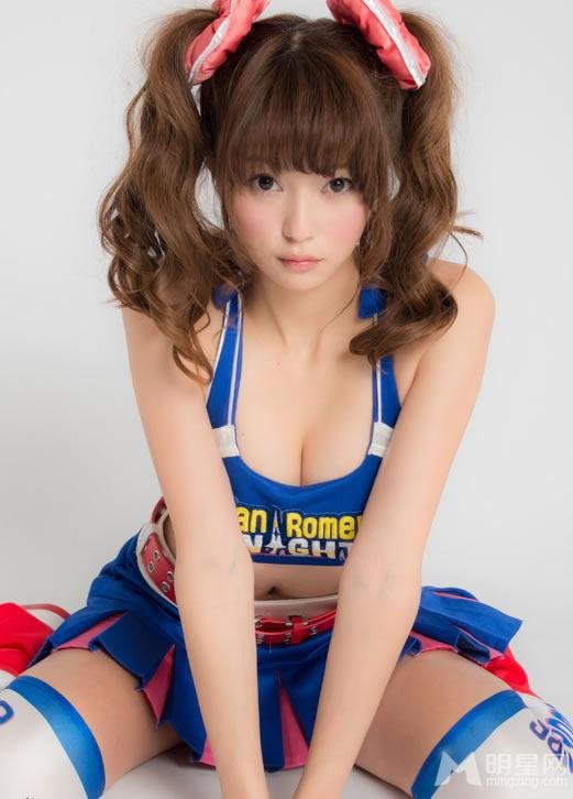 雙馬尾小出友華爆乳寫真 童顏巨乳展露蠻腰(4)