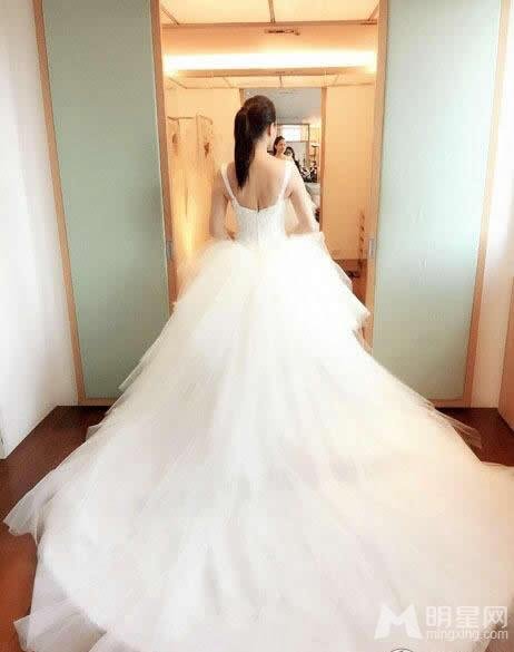 伊能靜上年紀(jì)仍然如性感少女(3)