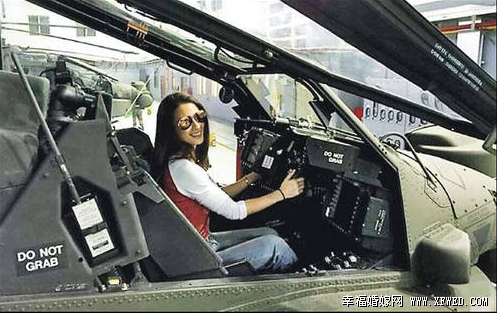 李倩蓉與軍機合照視頻照片曝光 李倩蓉揭露軍中哪些丑陋面內(nèi)幕揭其個人資料照片背景