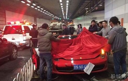 法拉利撞蘭博基尼