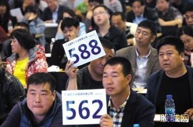 4.8萬元拍得奔馳轎車