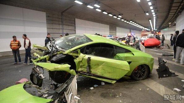 北京鳥巢豪車相撞
