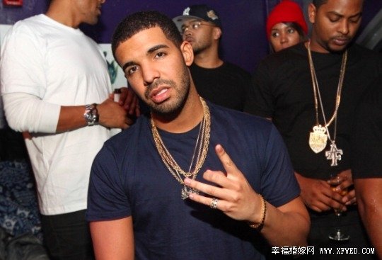 麥當娜強吻男歌手Drake視頻觀看地址及圖片曝光 麥當娜Drake年齡差引關(guān)注揭Drake個人資料照片背景