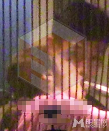 魏晨與女友于瑋廚房甜蜜相擁