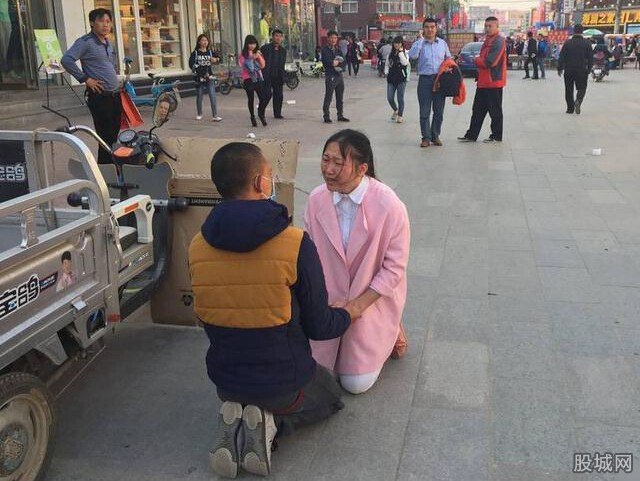 女孩賣擁抱救男友
