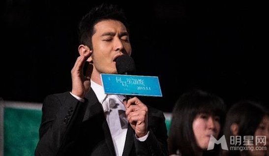 黃曉明現(xiàn)場演繹主題曲