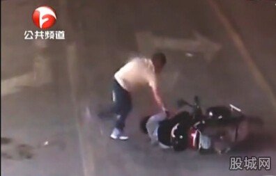 “路怒男”當(dāng)街猛踹騎車女