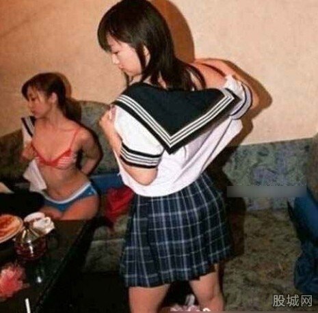 女大學(xué)生全裸陪酒