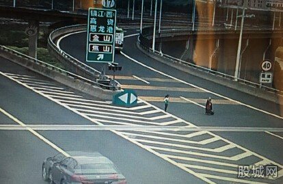 老太跪地?cái)r車