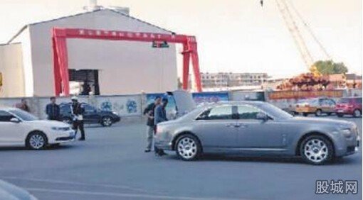 女司機(jī)撞上勞斯萊斯