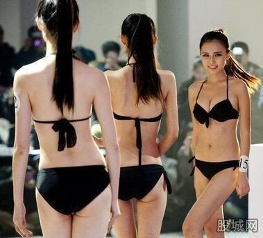 女大學(xué)生泳裝走秀