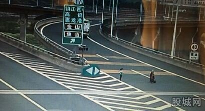 老太跪地?cái)r車