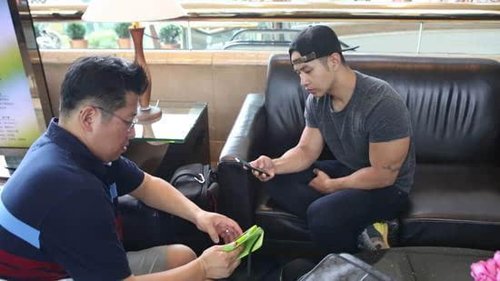 劉承俊時隔13年首次吐露心聲 談?wù)撎颖凼录? border=