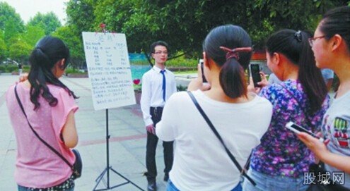 男子高校內(nèi)擺攤招聘女友