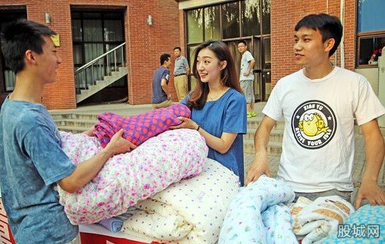 清華男生賣(mài)學(xué)姐被褥