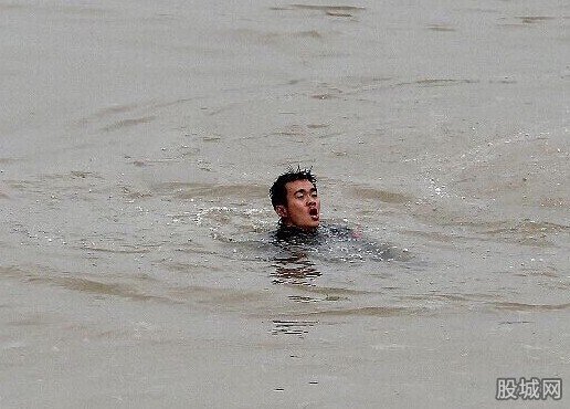 潛水員讓出裝備救人