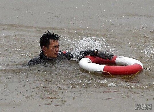 潛水員讓出裝備救人