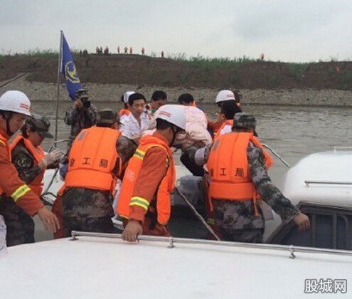 潛水員讓出裝備救人