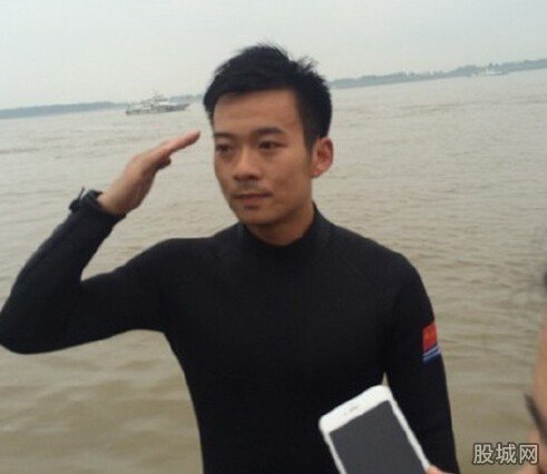潛水員讓出裝備救人