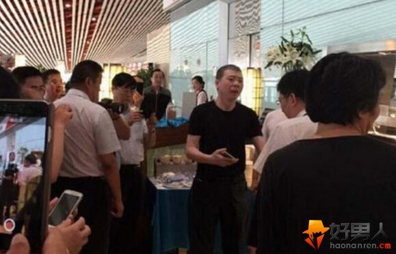 馮小剛機場發(fā)飆博得陣陣掌聲   盤點馮小剛炮轟事件