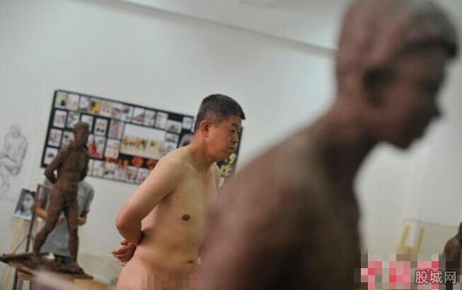 男子為養(yǎng)家當(dāng)人體裸模