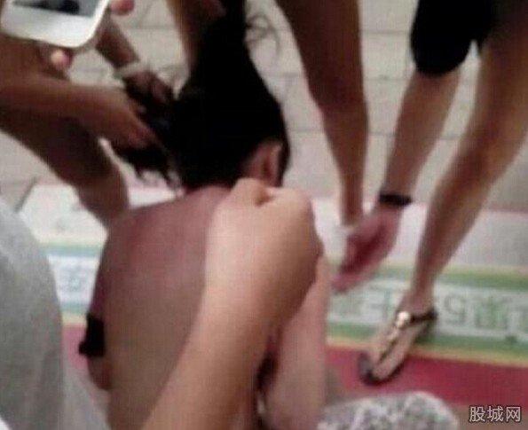 少女拍情敵裸照