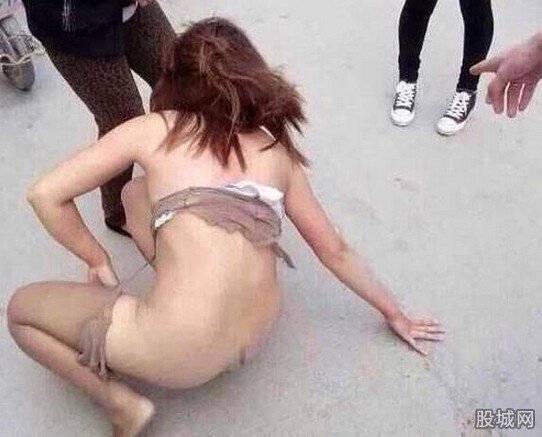 女子疑被當小三遭當街扒衣群毆