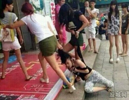 疑為小三女子被扒光群毆