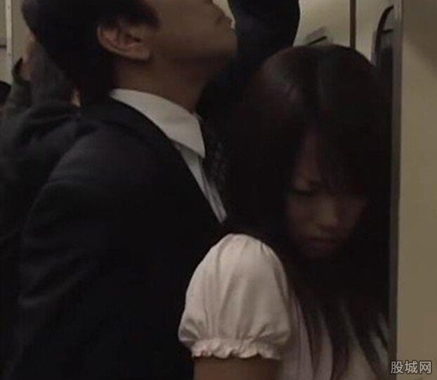 日本男子在電車內(nèi)拍AV被捕