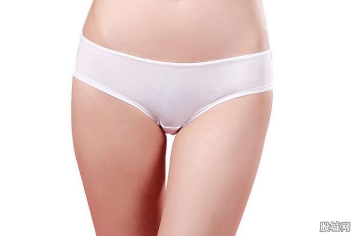 女生深夜穿內(nèi)褲翻護欄