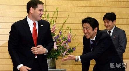 安倍在美一臉奴才相