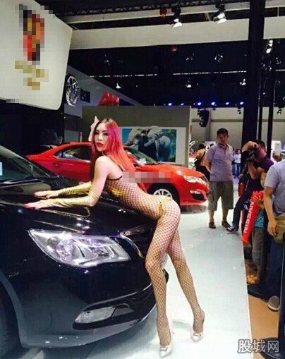 車模衣著暴露