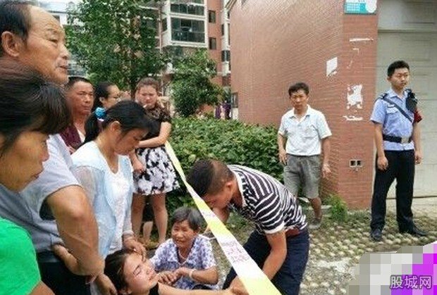 父親二女兒扔下樓
