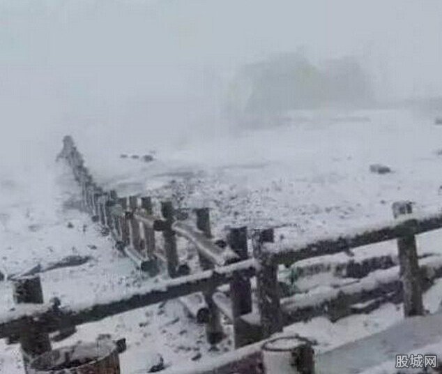 長白山七月飄雪