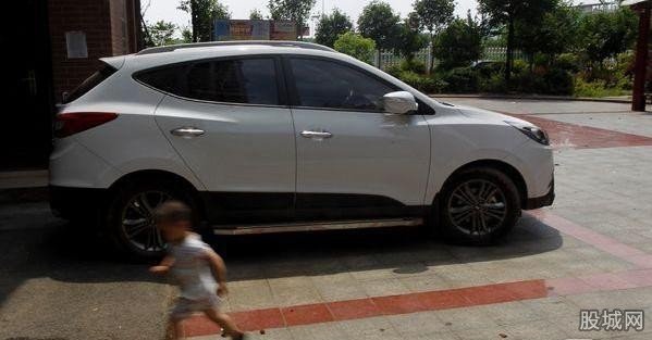 正午被鎖車中身亡