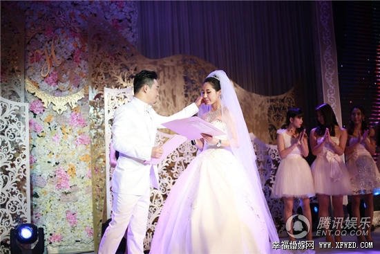 黃勇與美女導(dǎo)演高高婚禮現(xiàn)場(chǎng)直擊 揭新娘高高個(gè)人資料照片及家庭背景
