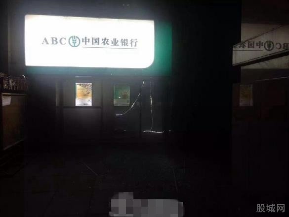 蒙面男子炸銀行