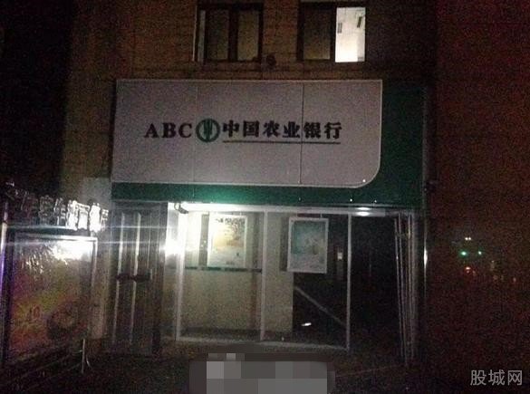 蒙面男子炸銀行