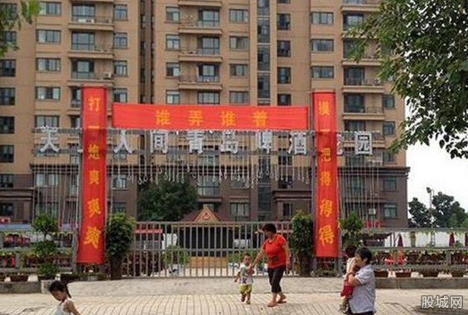 鄭州一夜市掛“色誘”式條幅