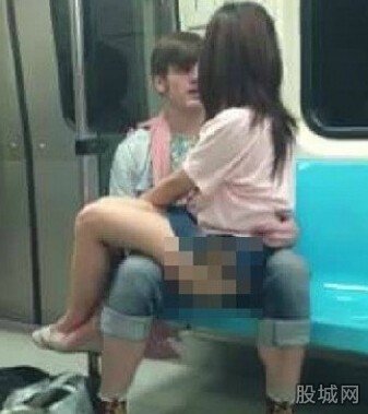 地鐵上的接吻男女
