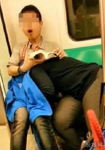 地鐵上的接吻男女