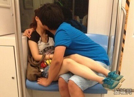 地鐵上的接吻男女