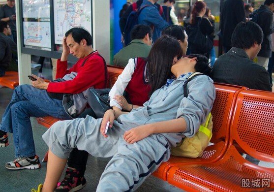 地鐵上的接吻男女