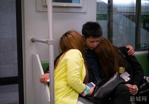 地鐵上的接吻男女