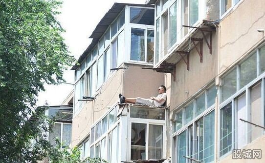 小偷盜竊被堵窗外