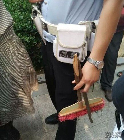 環(huán)衛(wèi)工遭大媽打