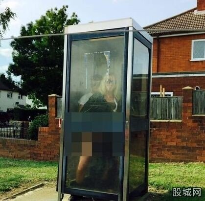 男女電話亭被拍