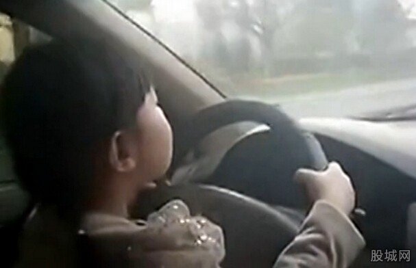 5歲女孩開車上路